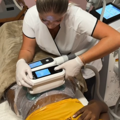 Cryolipolyse en Martinique – Élimination des graisses par le froid Séance de cryolipolyse à l’institut Harmonie Corporelle en Martinique, traitement amincissant par le froid pour éliminer les graisses tenace